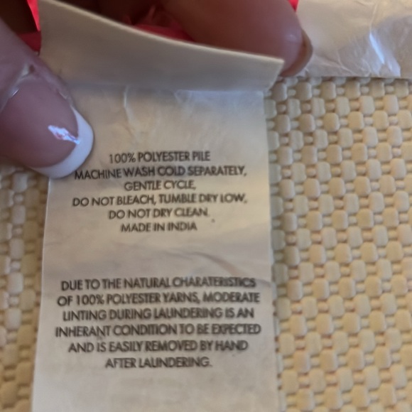 NWT Kate Spade Set of 2 Hot Pink Bath Rugs - Picture 4 of 4